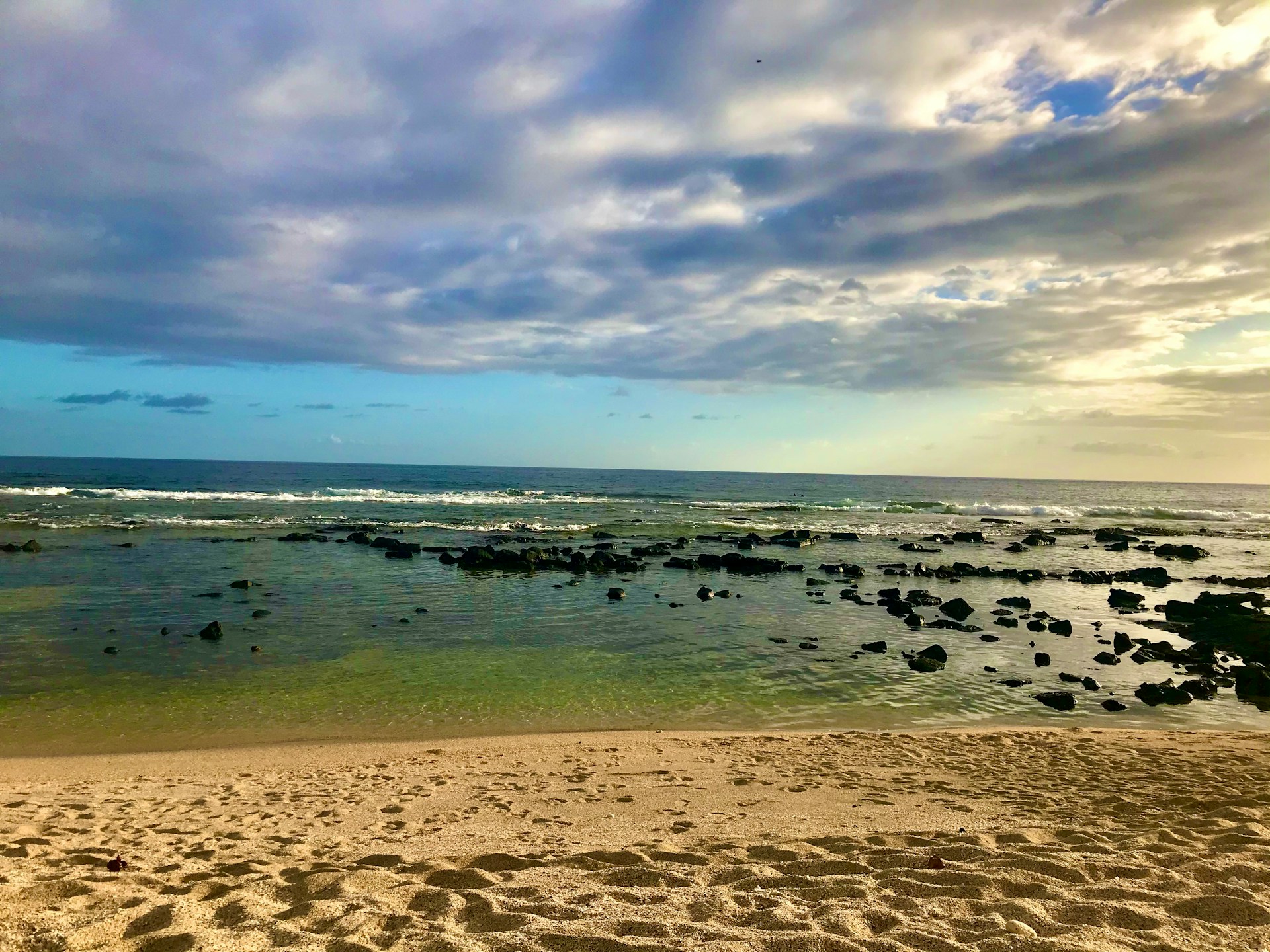 Ali'i Drive coastline - HR Hawaii workers' comp expertise across the islands